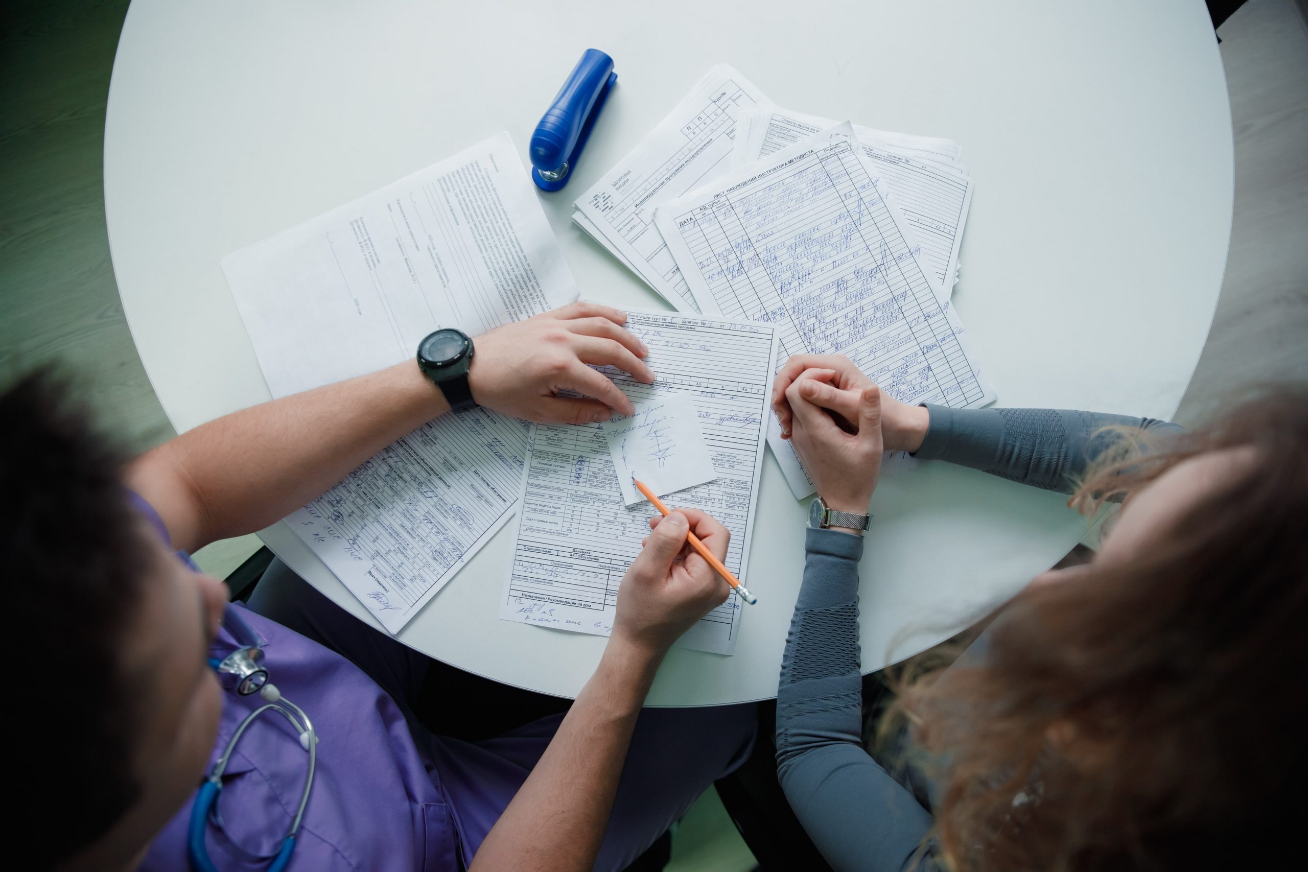 Стол с бумагами