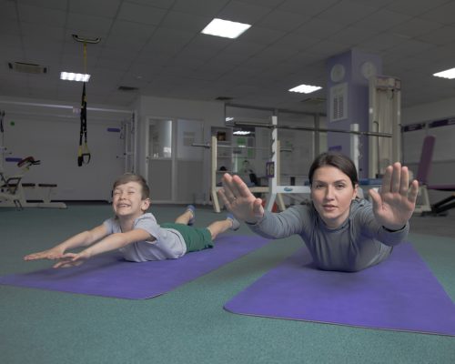 Занятие гимастикой с ребонком