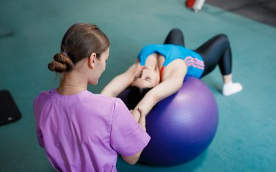 Врач занимается лечебной гимнастикой