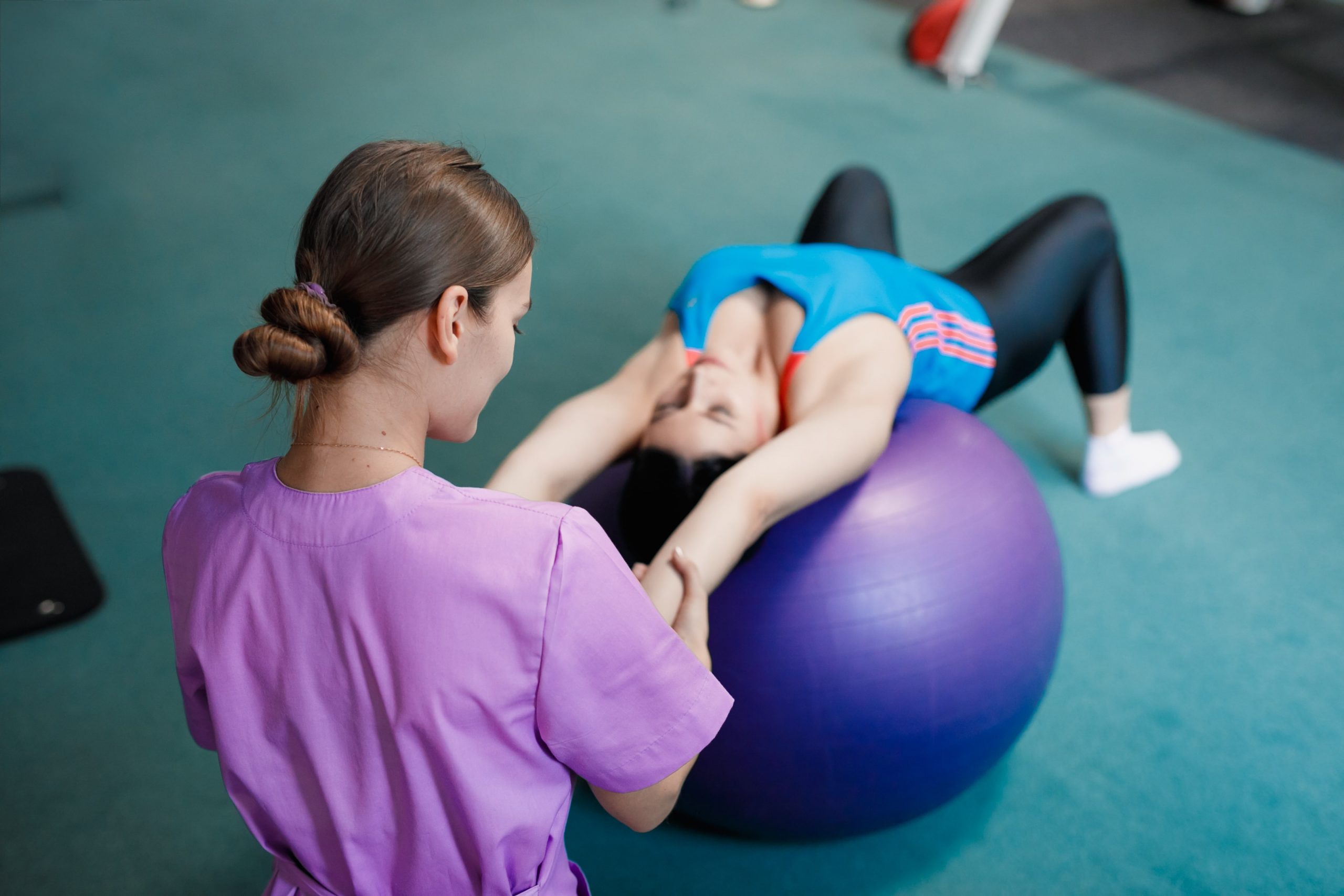 Врач занимается лечебной гимнастикой