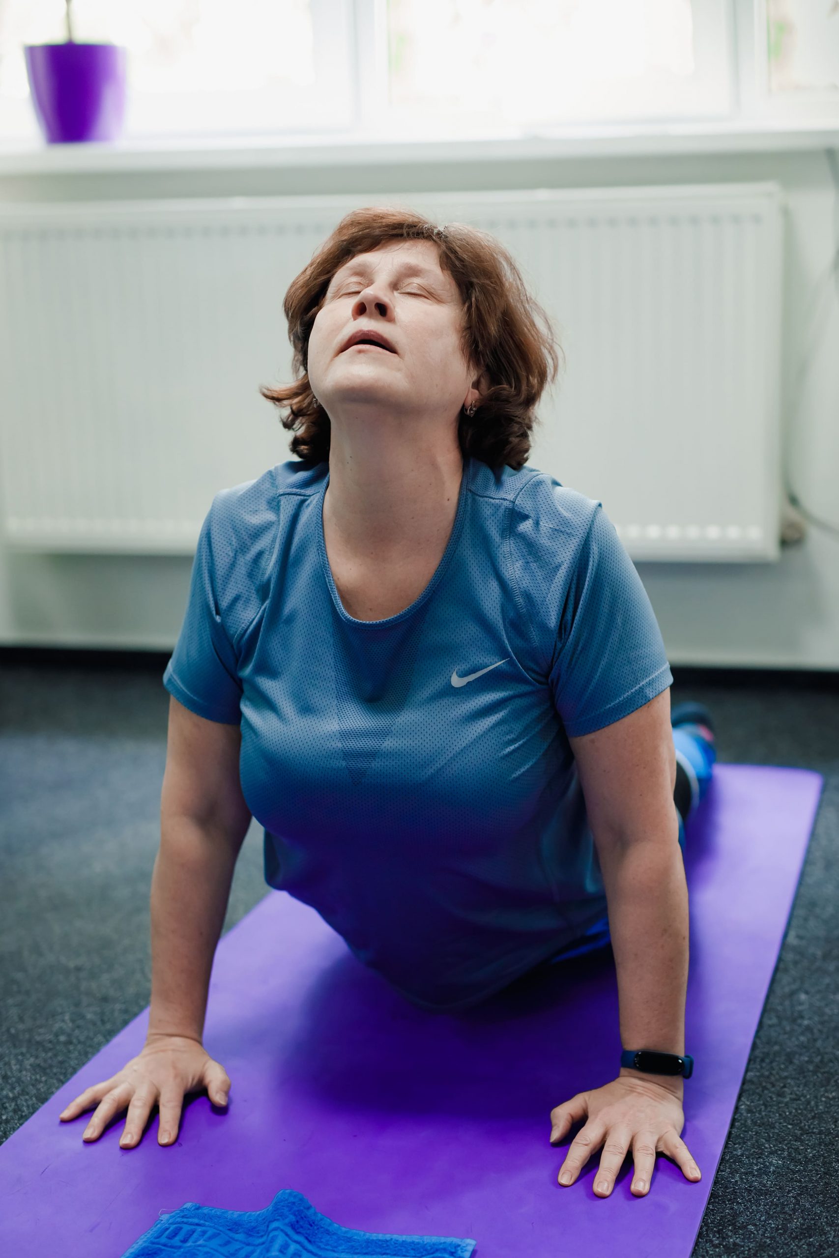 Женщина занимается лечебной гимнастикой