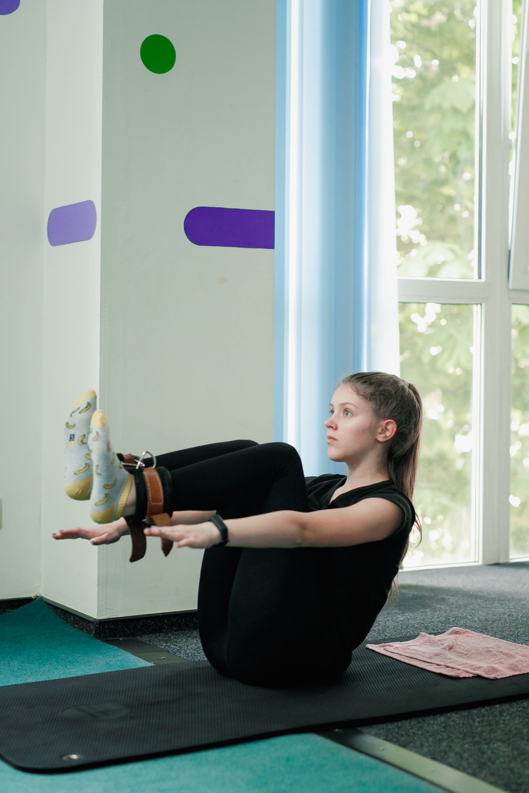 Девочка занимается гимнастикой