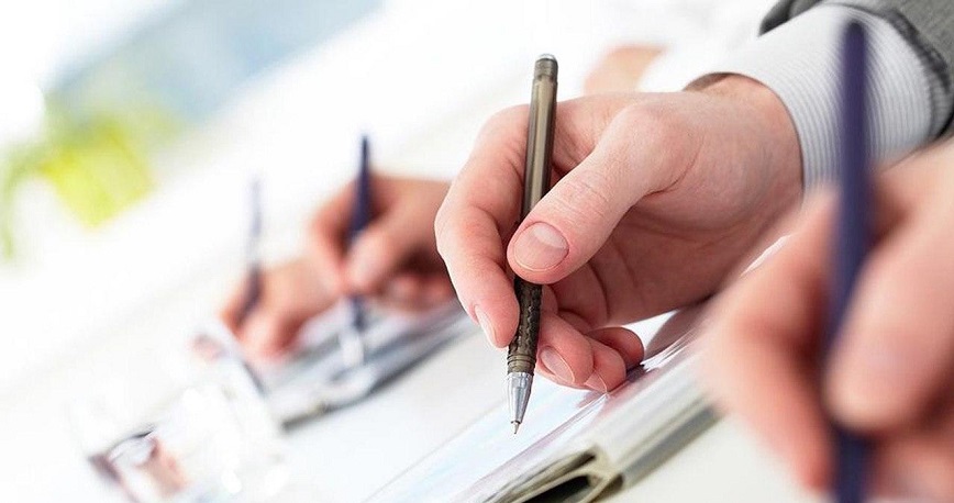 Человек пишет ручкой