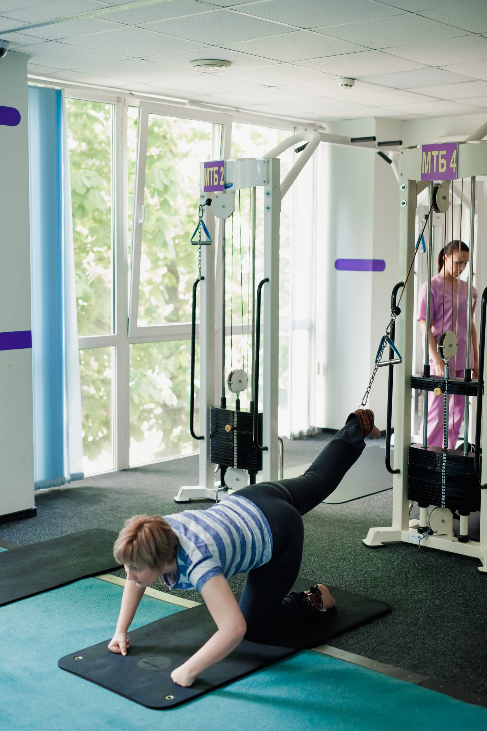 Женщина занимается гимнастикой